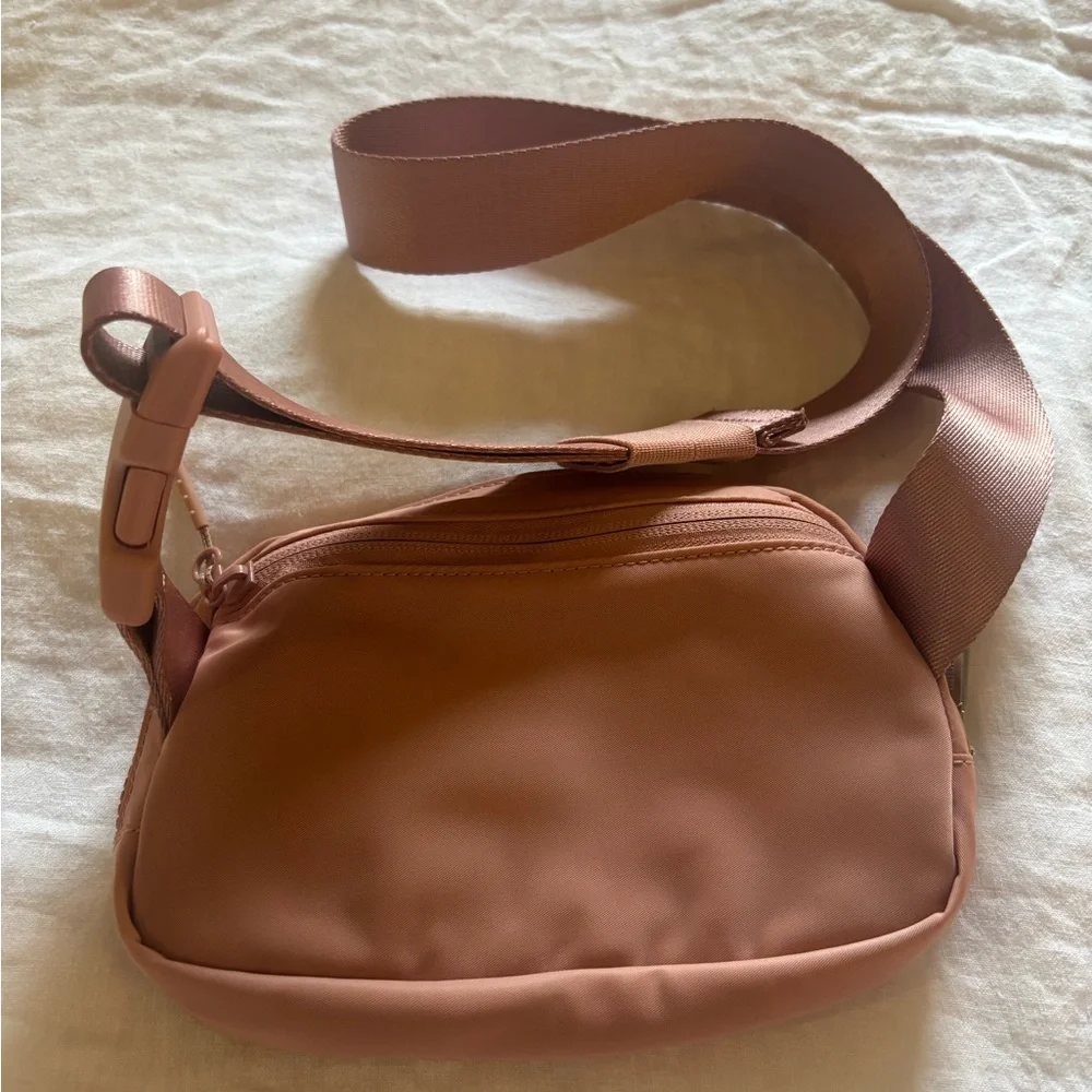 Lululemon Everywhere Belt Bag in Dusty Rose - Picture 3 of 4